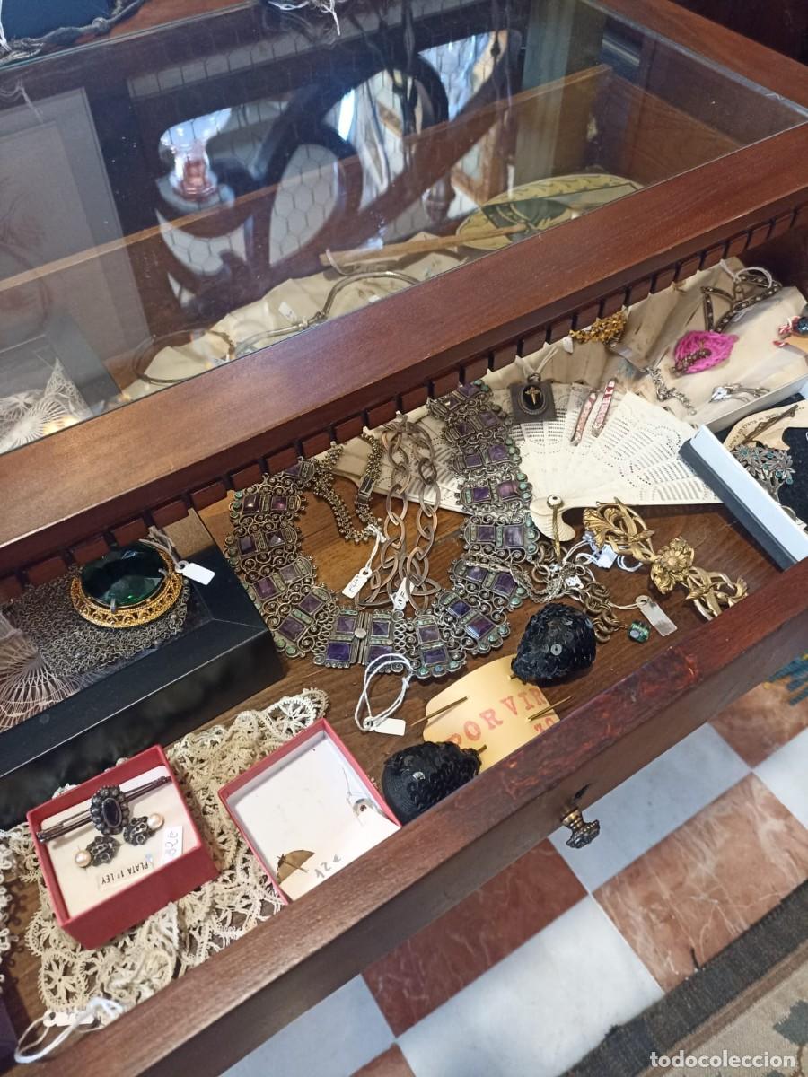 Antig&uuml;edades: C&oacute;moda con expositor en caj&oacute;n superior - Foto 4