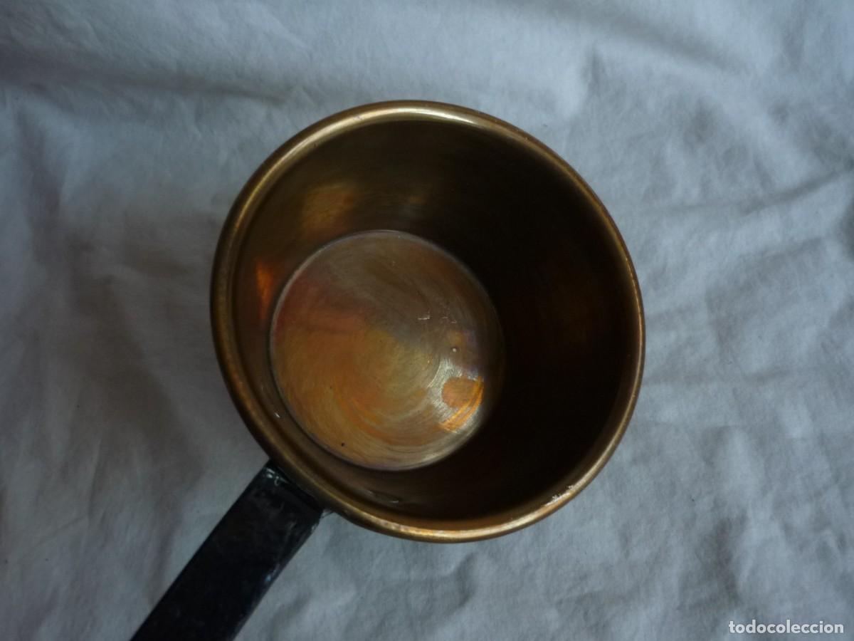 Antig&uuml;edades: Cazo de lat&oacute;n con mango de hierro forjado - Foto 2
