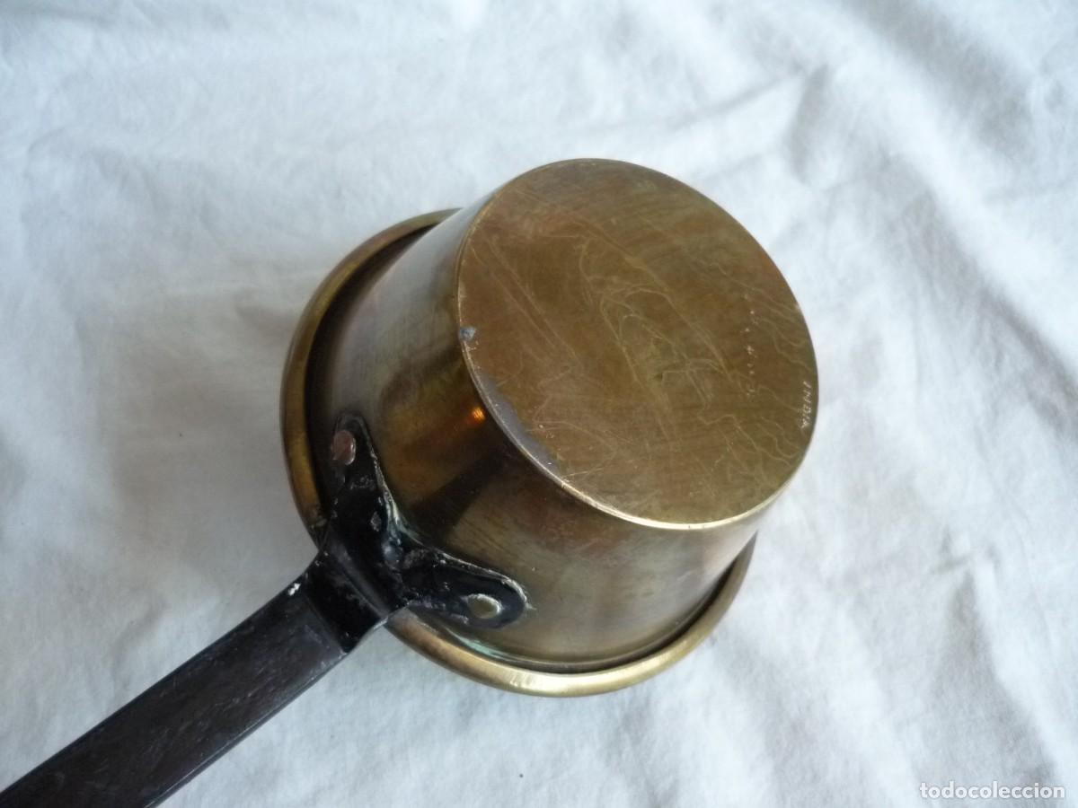 Antig&uuml;edades: Cazo de lat&oacute;n con mango de hierro forjado - Foto 3