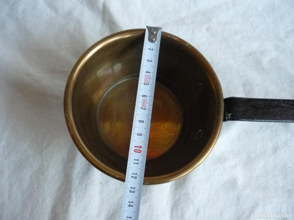 Antig&uuml;edades: Cazo de lat&oacute;n con mango de hierro forjado - Foto 8