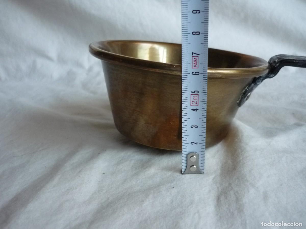 Antig&uuml;edades: Cazo de lat&oacute;n con mango de hierro forjado - Foto 9
