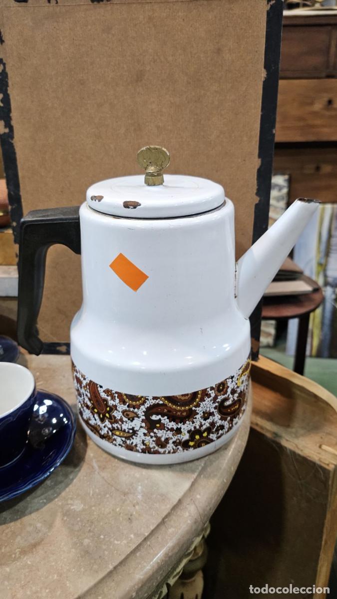 Antig&uuml;edades: tetera de laton con porcelana - Foto 1