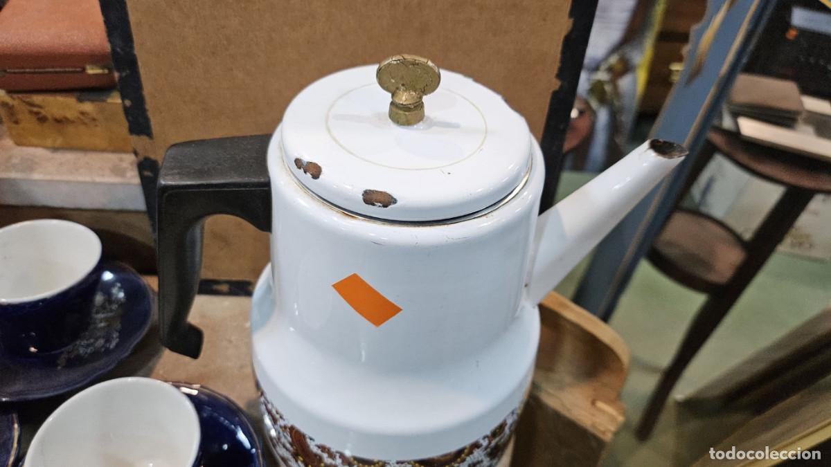Antig&uuml;edades: tetera de laton con porcelana - Foto 2