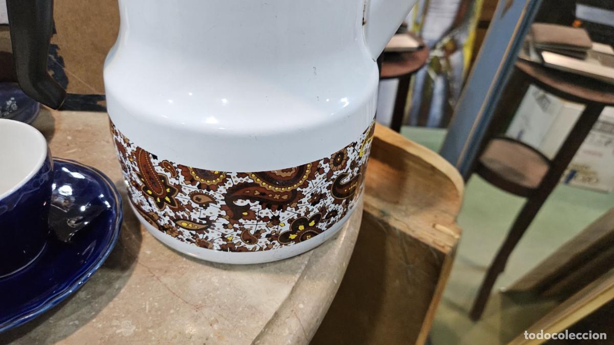 Antig&uuml;edades: tetera de laton con porcelana - Foto 3