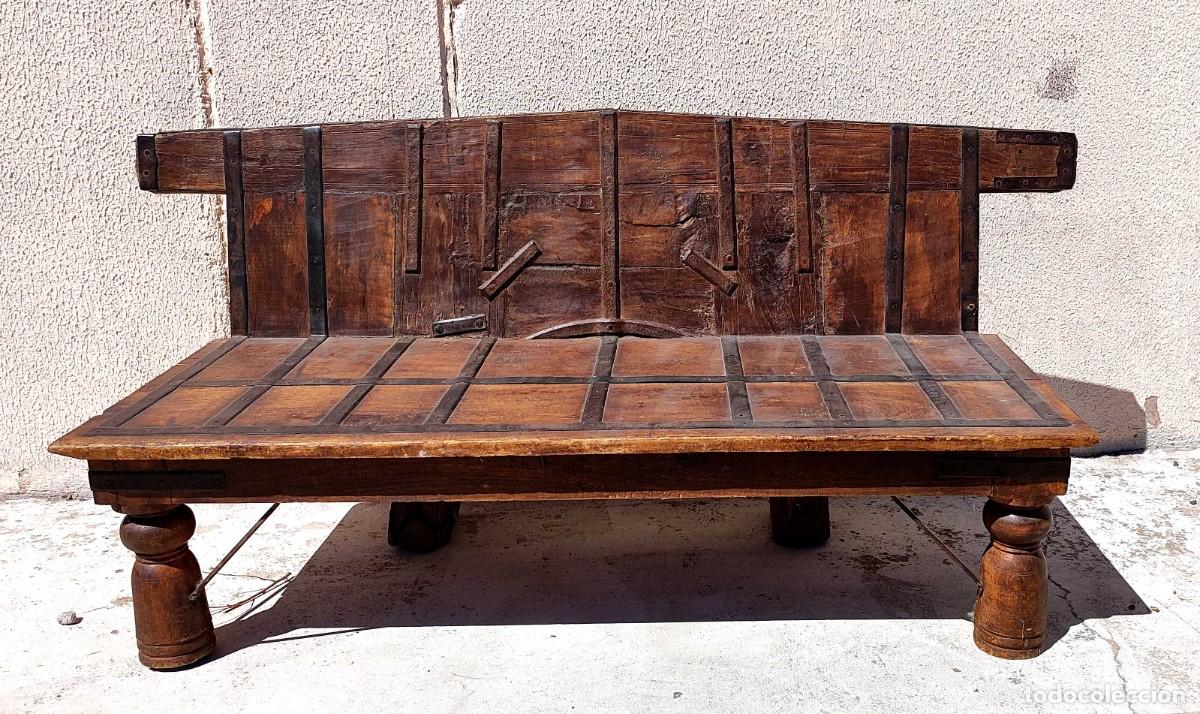 Antig&uuml;edades: Banco rustico de madera con refuerzos de hierro - Foto 1