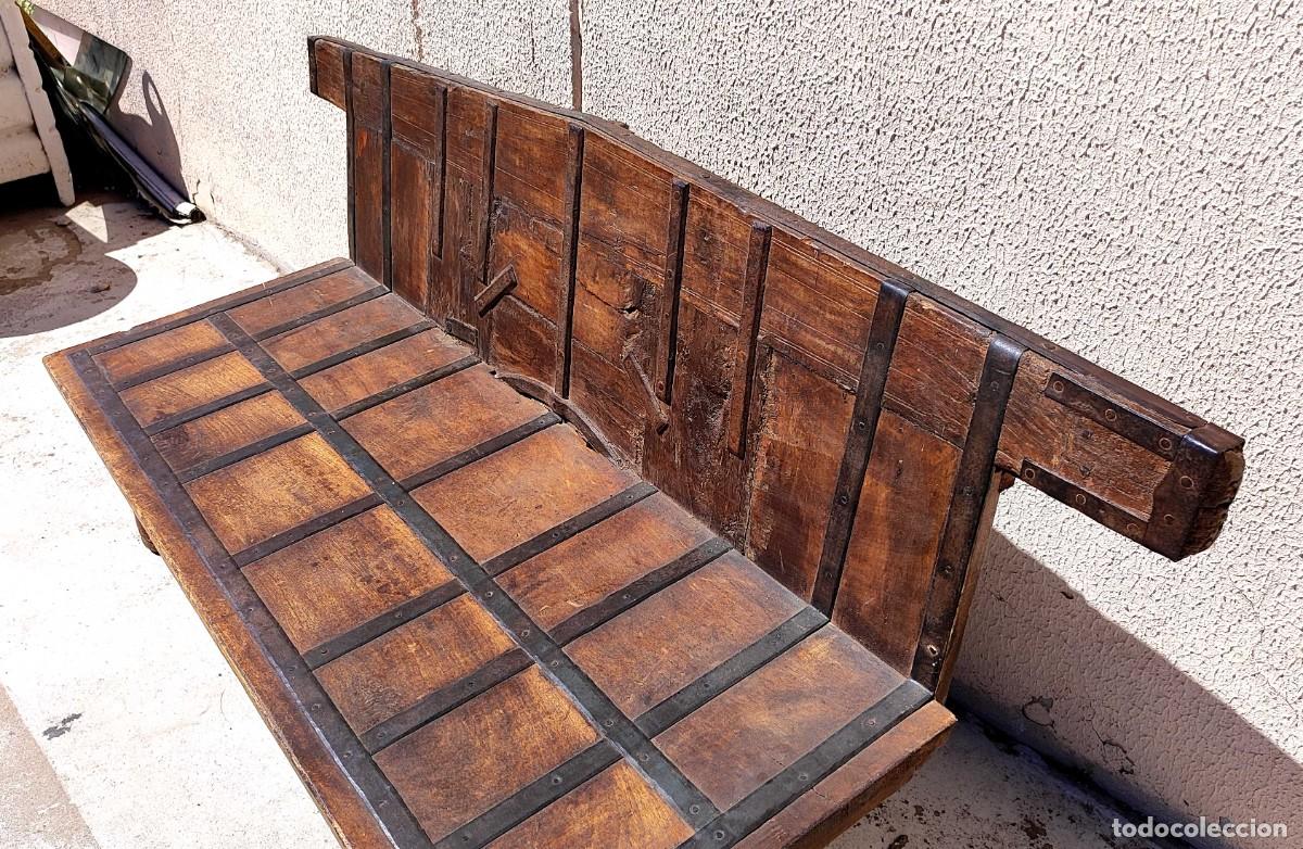 Antig&uuml;edades: Banco rustico de madera con refuerzos de hierro - Foto 4