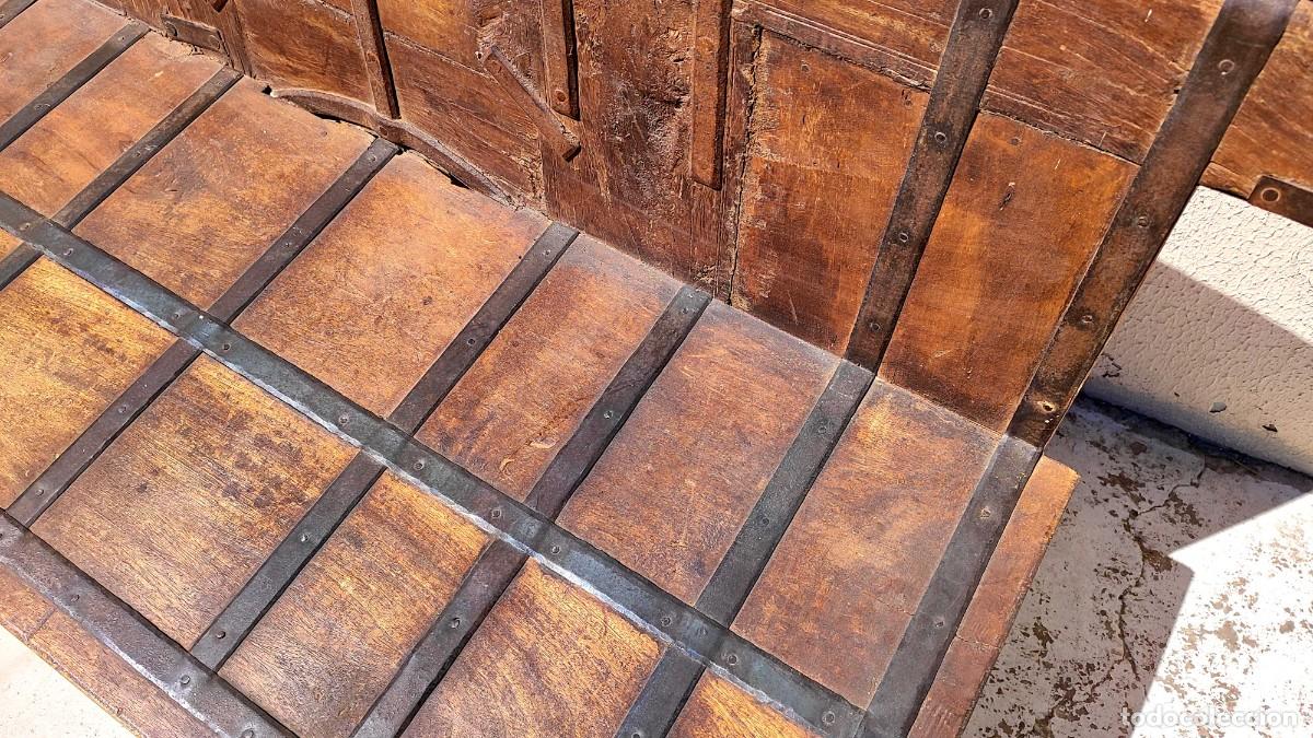 Antig&uuml;edades: Banco rustico de madera con refuerzos de hierro - Foto 5