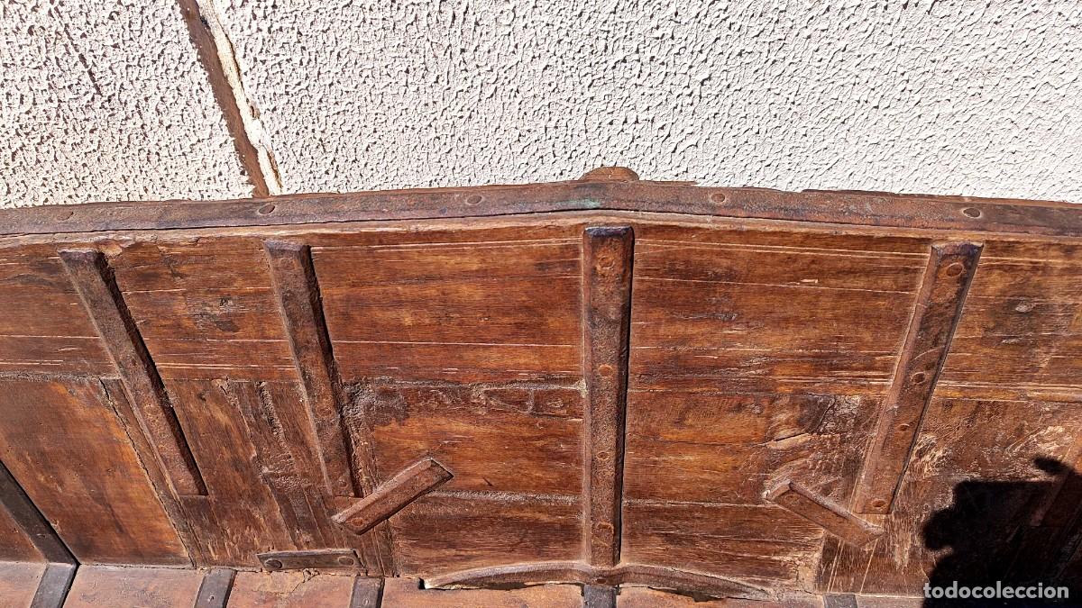 Antig&uuml;edades: Banco rustico de madera con refuerzos de hierro - Foto 6