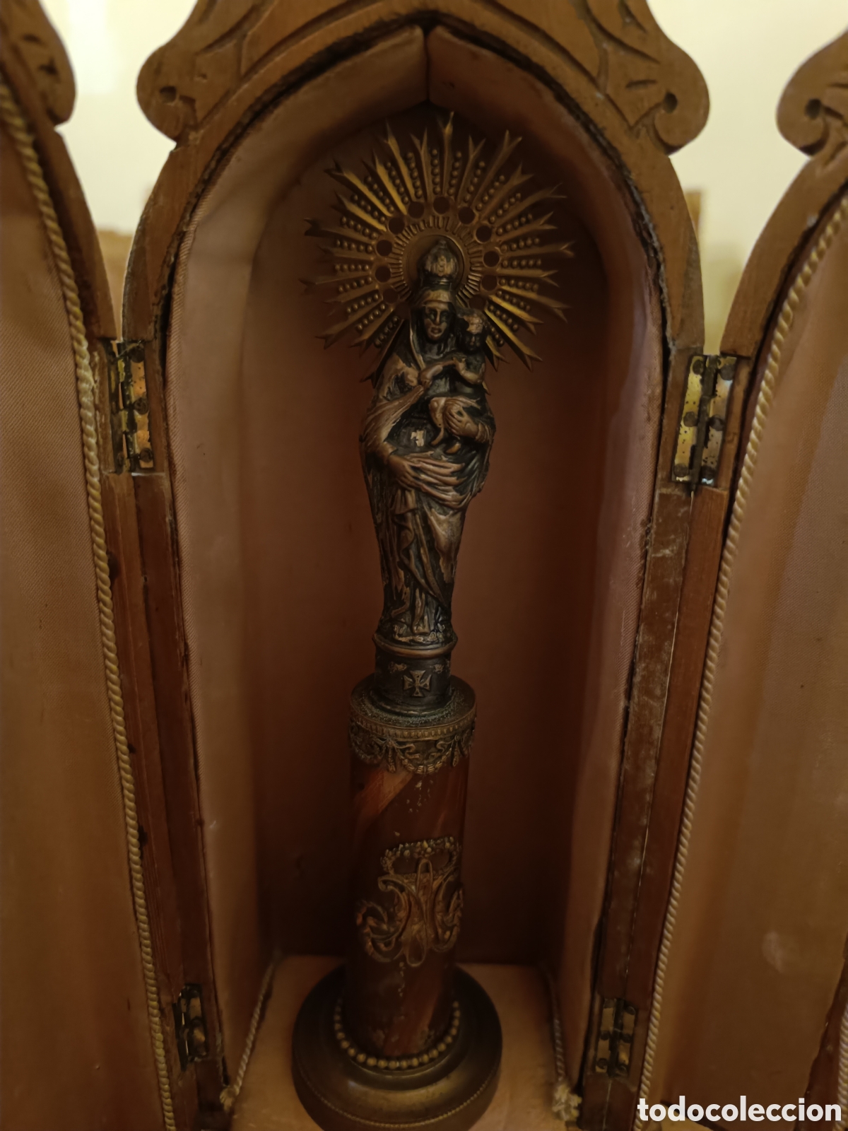 Antig&uuml;edades: Capilla de madera con virgen - Foto 2