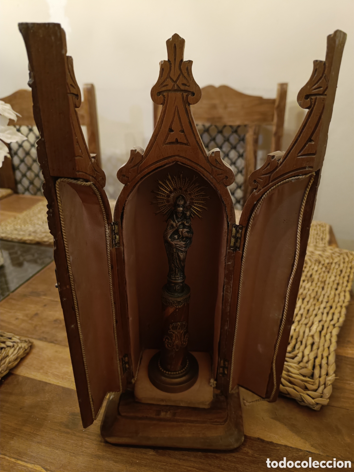 Antig&uuml;edades: Capilla de madera con virgen - Foto 1