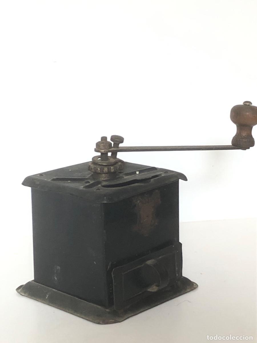 Molinillo de caf&eacute; antiguo