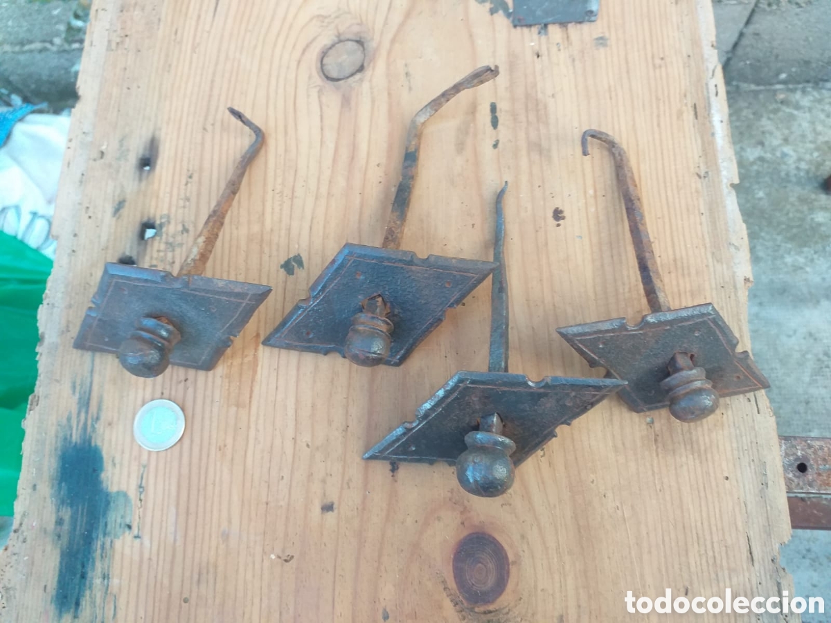 Antig&uuml;edades: 4 Clavos antiguos de puertas - Foto 4