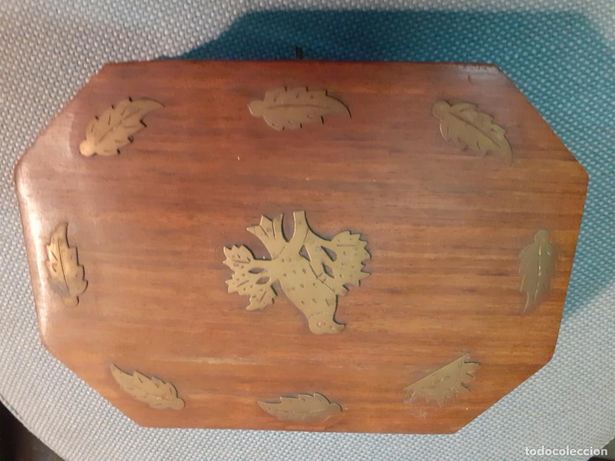 Antig&uuml;edades: Caja de madera con incrustaciones bronce - Foto 1