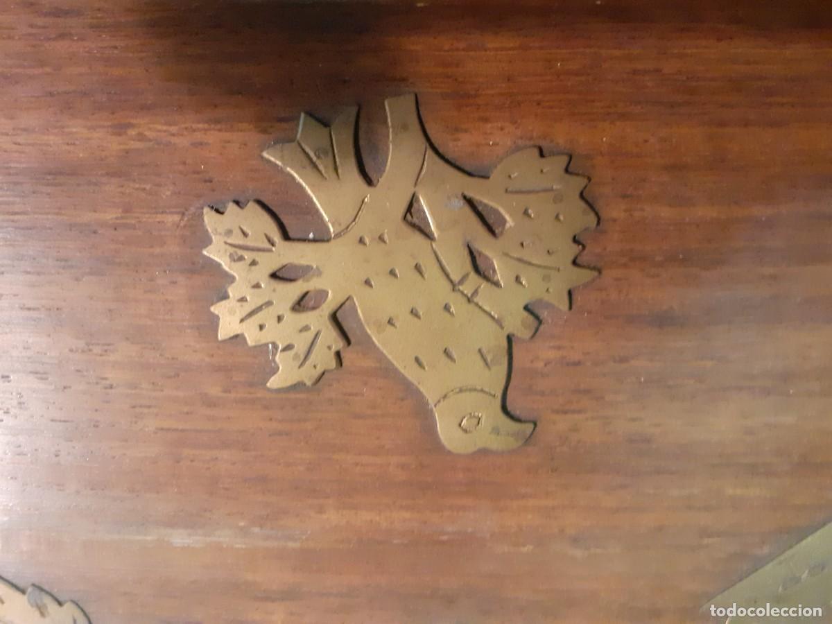Antig&uuml;edades: Caja de madera con incrustaciones bronce - Foto 2