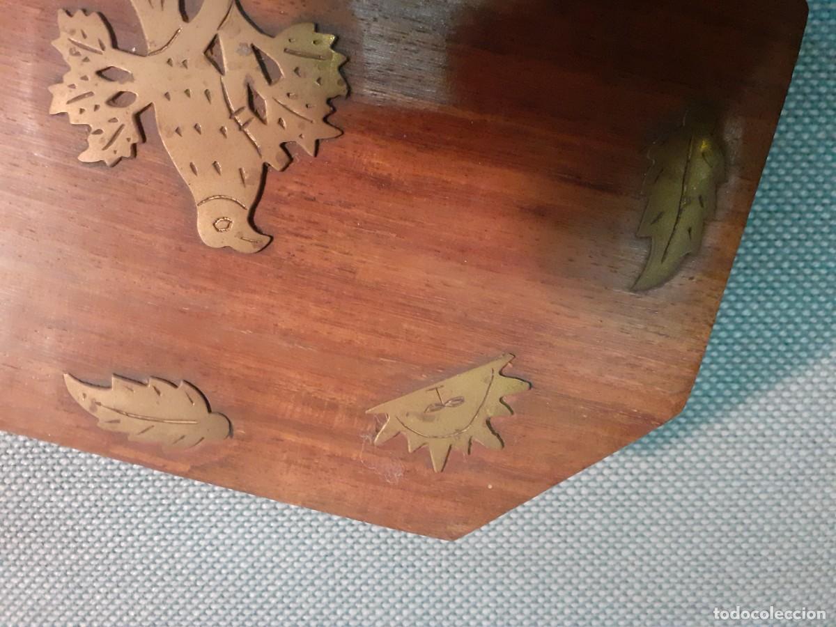 Antig&uuml;edades: Caja de madera con incrustaciones bronce - Foto 3