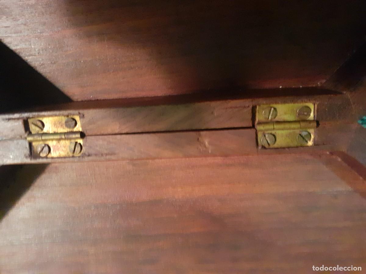 Antig&uuml;edades: Caja de madera con incrustaciones bronce - Foto 6