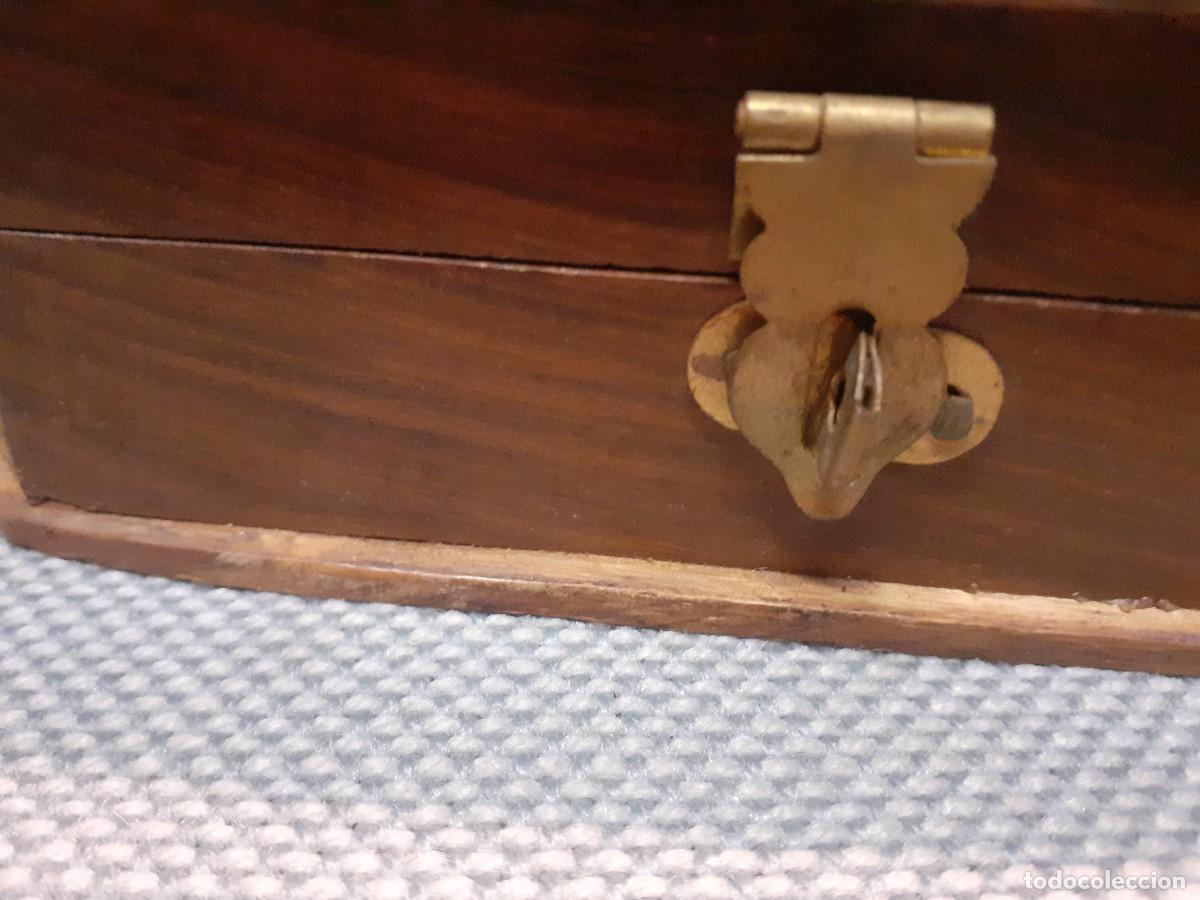 Antig&uuml;edades: Caja de madera con incrustaciones bronce - Foto 7