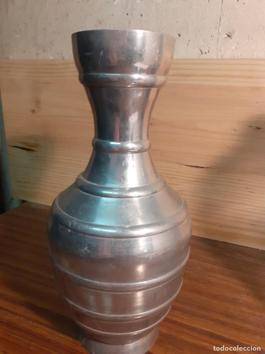 Antig&uuml;edades: Jarron de aluminio a&ntilde;os 60/70 - Foto 6