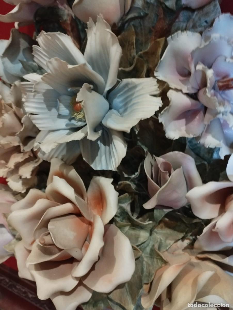 Antig&uuml;edades: Cuadro de flores en porcelana en relieve - Foto 2