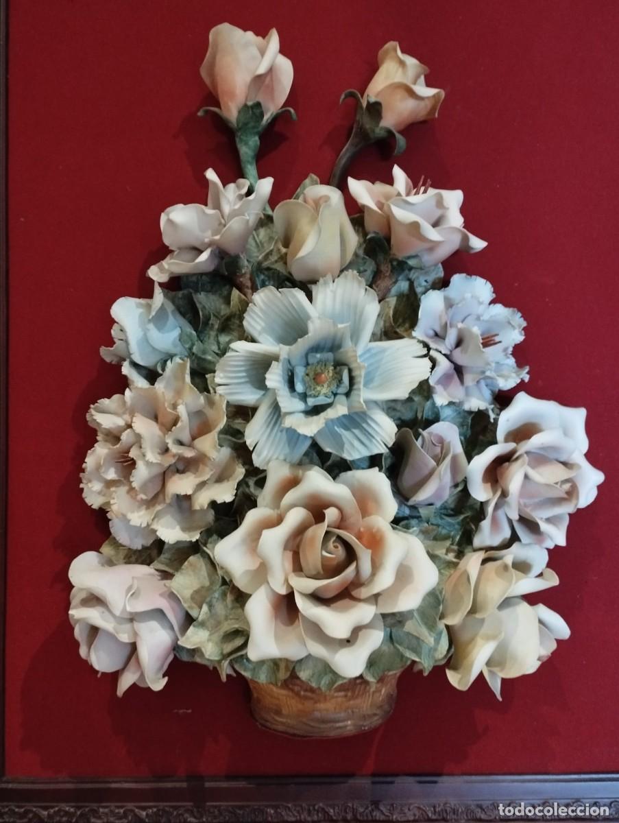 Antig&uuml;edades: Cuadro de flores en porcelana en relieve - Foto 3