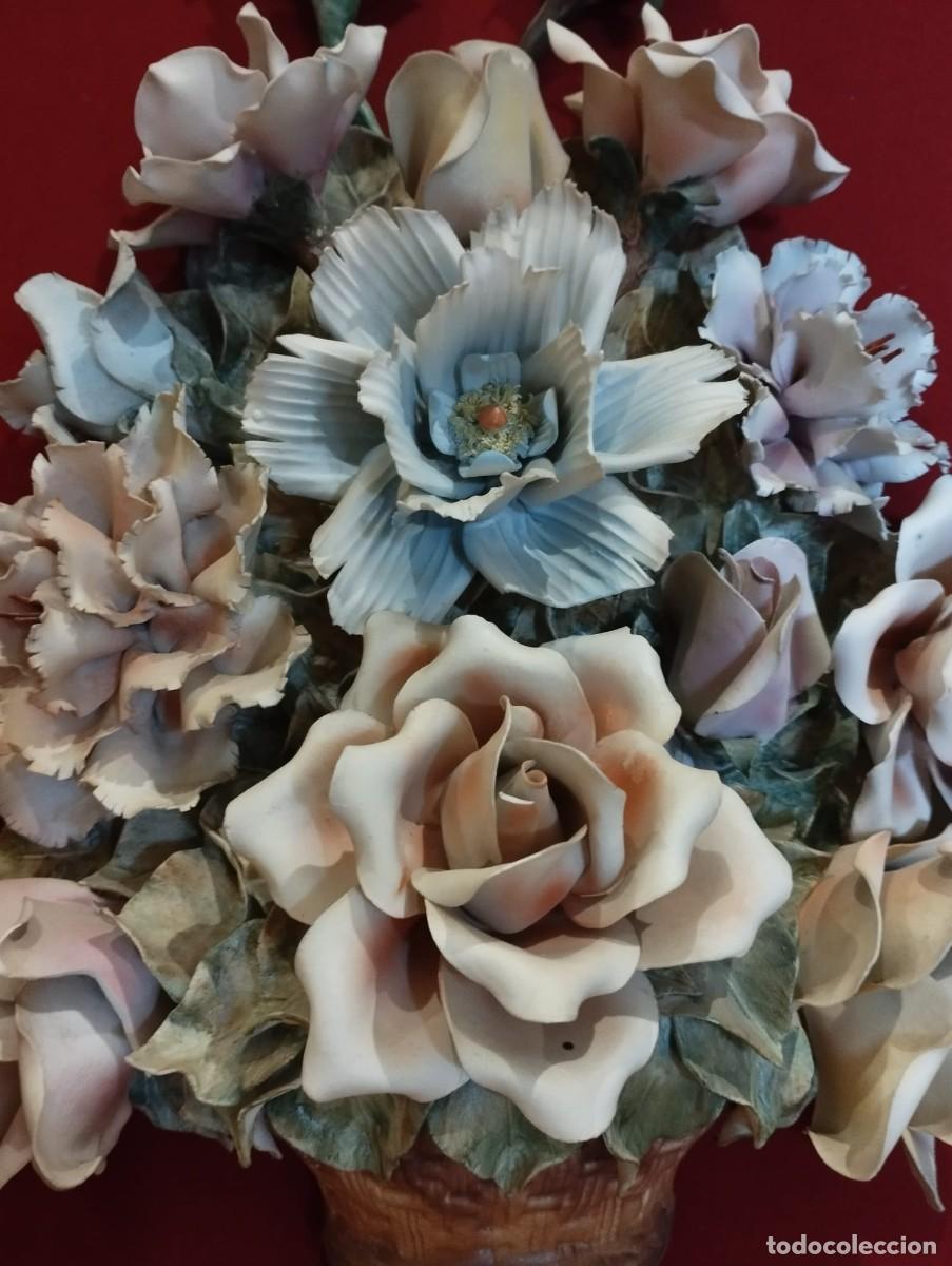Antig&uuml;edades: Cuadro de flores en porcelana en relieve - Foto 4