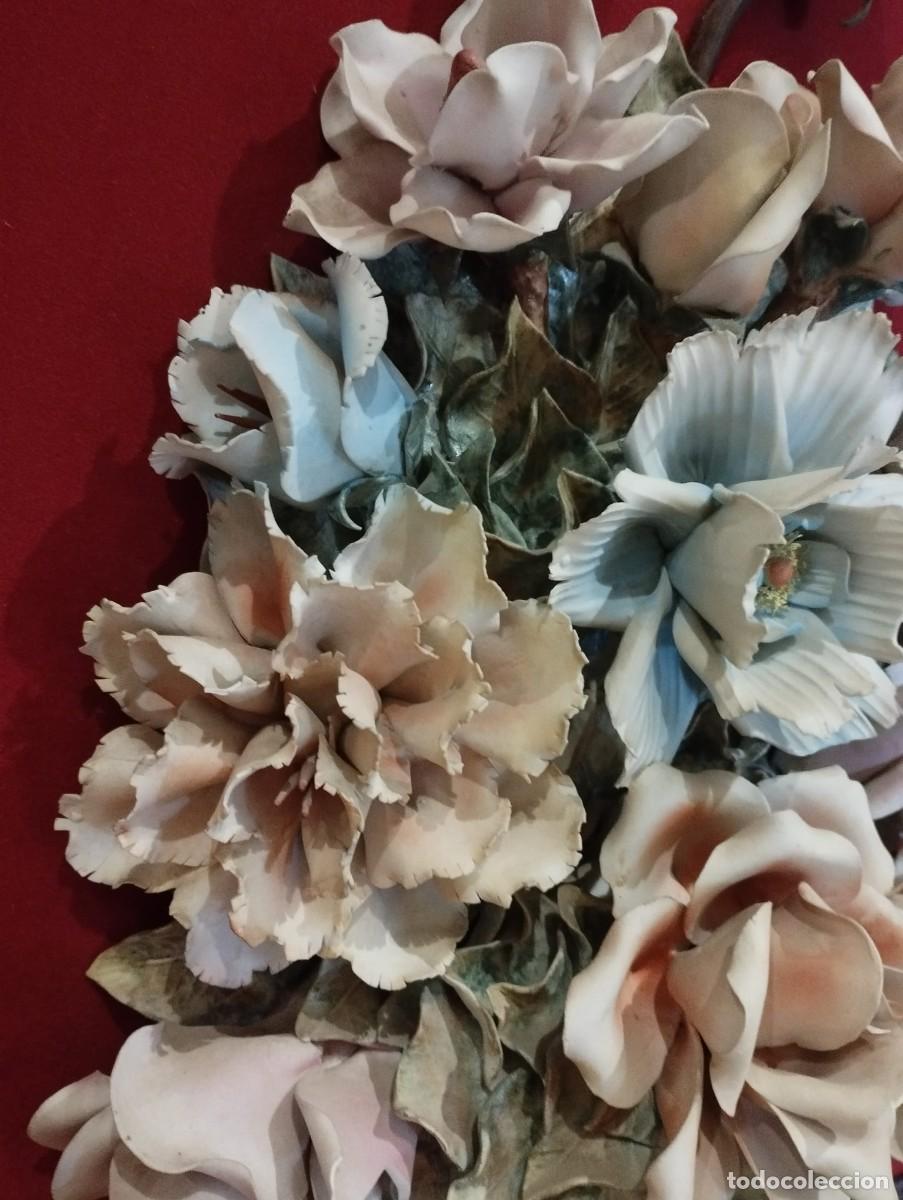 Antig&uuml;edades: Cuadro de flores en porcelana en relieve - Foto 5