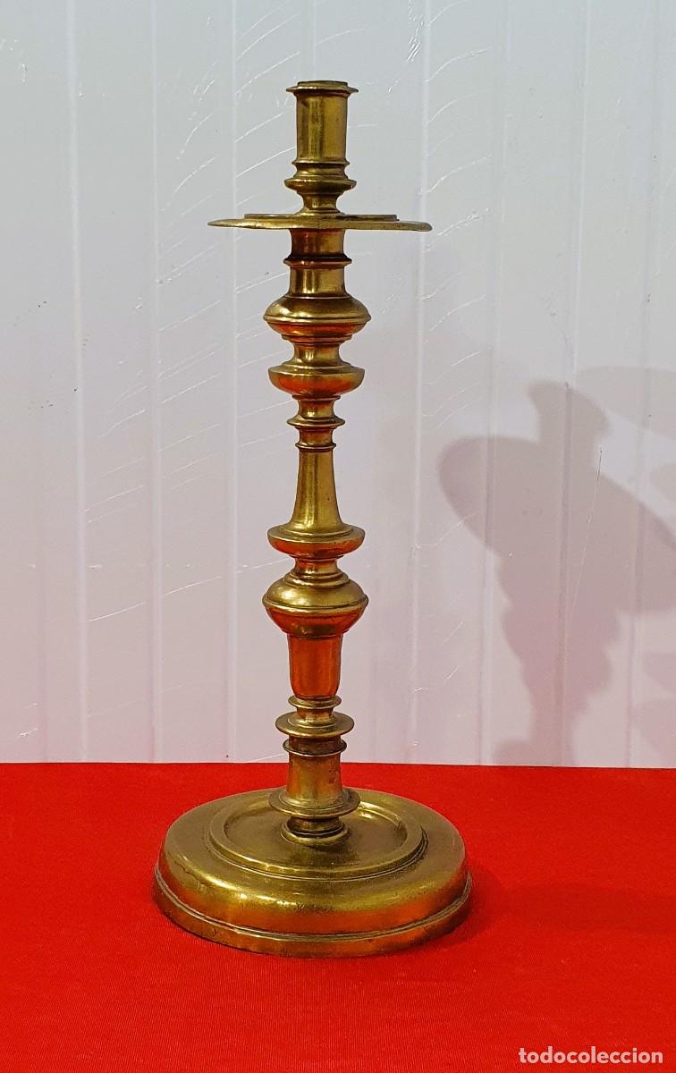 Antig&uuml;edades: Candelabro de laton antiguo - Foto 1
