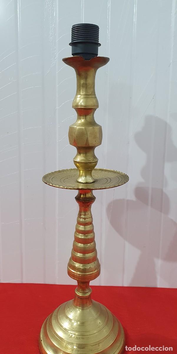 Antig&uuml;edades: Candelabro de laton antiguo - Foto 2