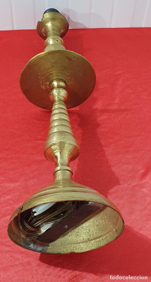 Antig&uuml;edades: Candelabro de laton antiguo - Foto 4