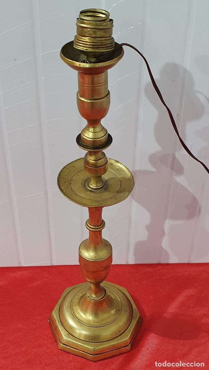 Antig&uuml;edades: Candelabro antiguo de laton electrificado - Foto 2
