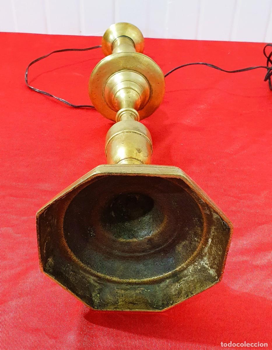 Antig&uuml;edades: Candelabro antiguo de laton electrificado - Foto 4