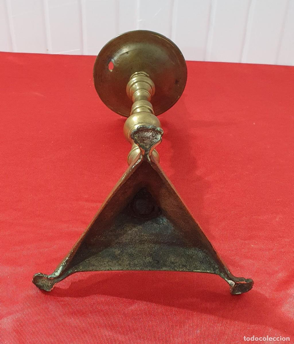 Antig&uuml;edades: Candelabro antiguo de laton - Foto 4