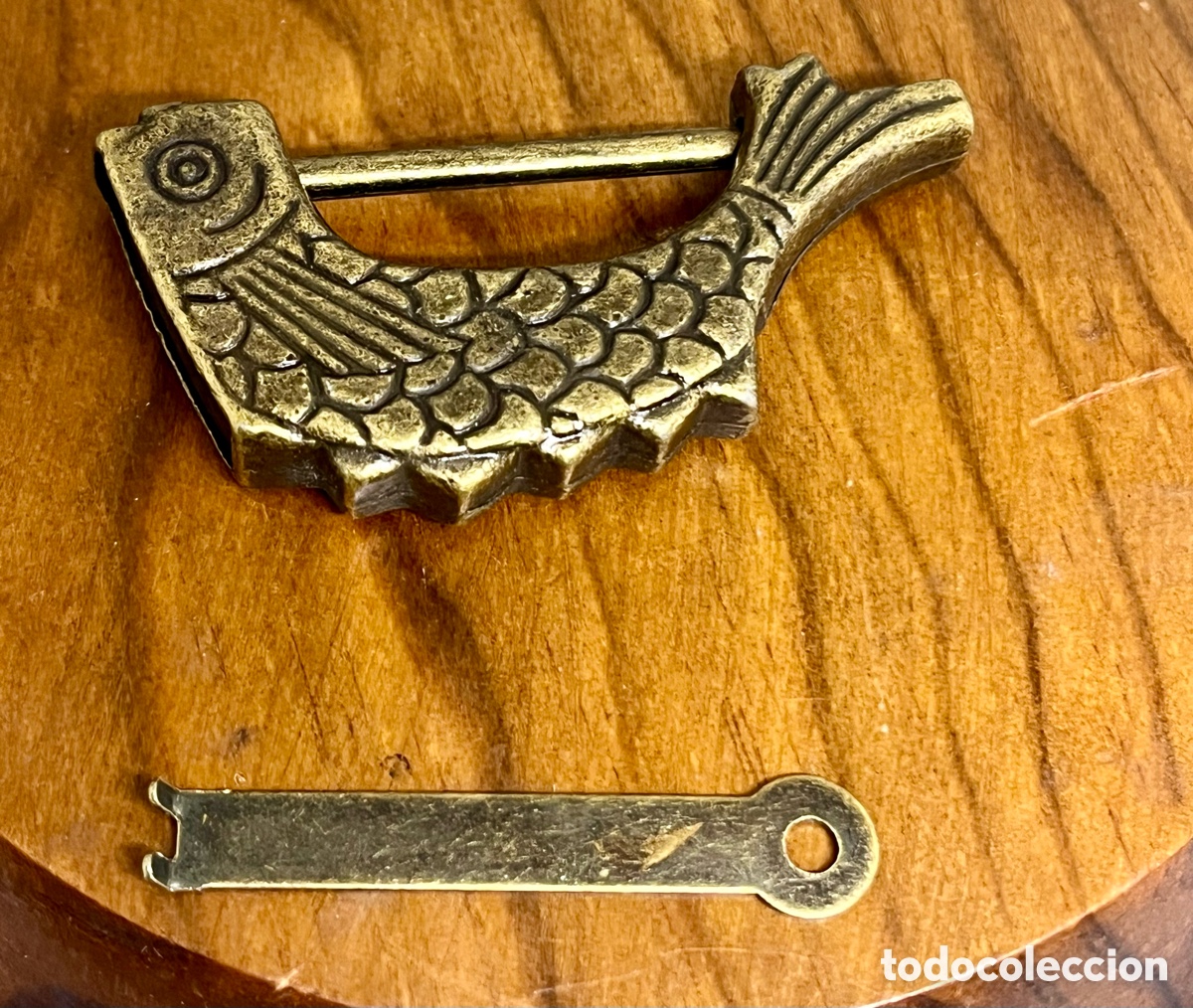 Antig&uuml;edades: CANDADO CHINO DE BRONCE FORMA DE PEZ - Foto 2