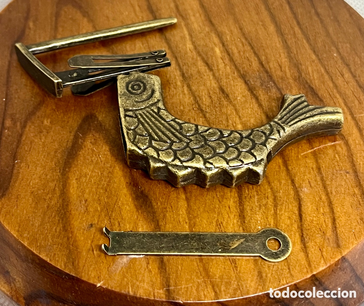 Antig&uuml;edades: CANDADO CHINO DE BRONCE FORMA DE PEZ - Foto 4