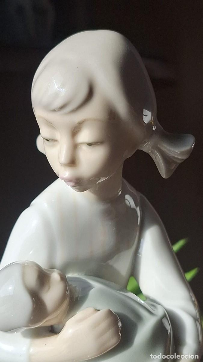 Antig&uuml;edades: Ni&ntilde;a con Coletas y Bebe Sentada Lladro - Foto 1