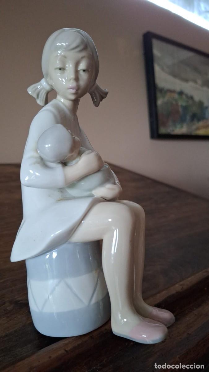 Antig&uuml;edades: Ni&ntilde;a con Coletas y Bebe Sentada Lladro - Foto 2