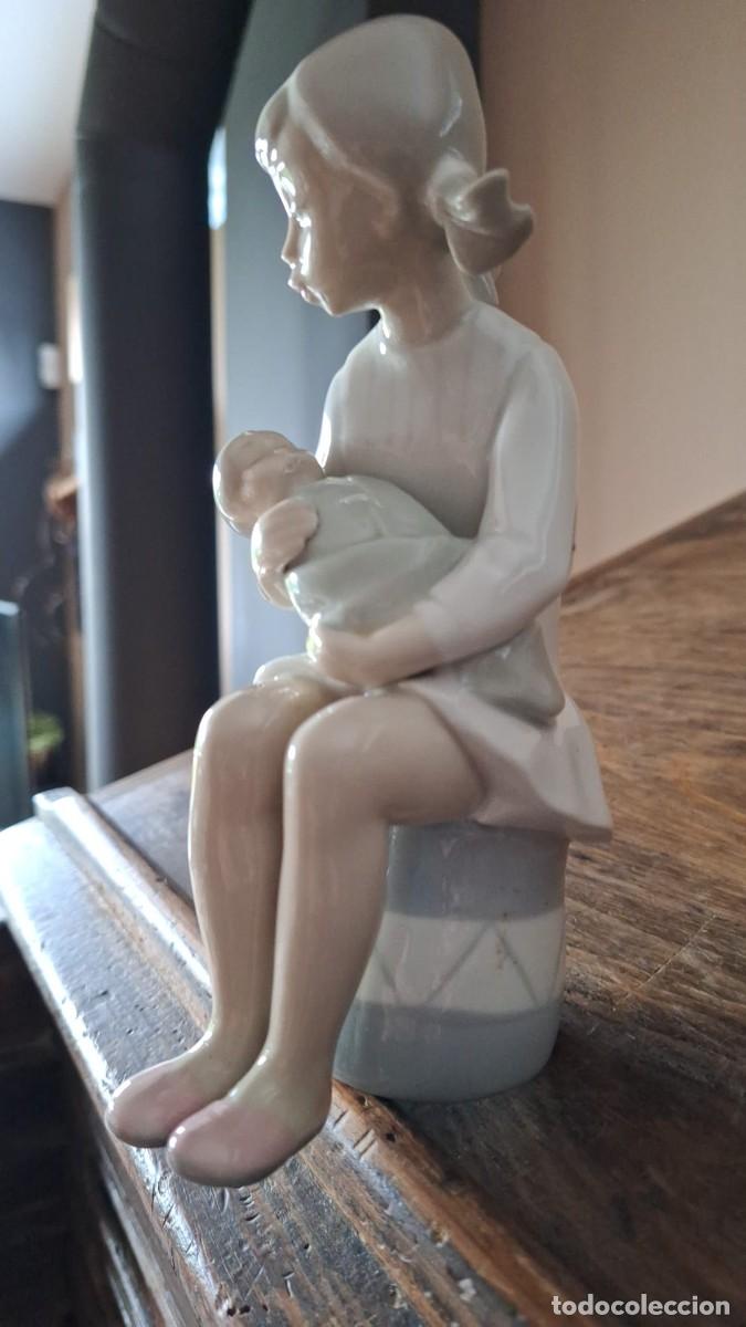 Antig&uuml;edades: Ni&ntilde;a con Coletas y Bebe Sentada Lladro - Foto 3