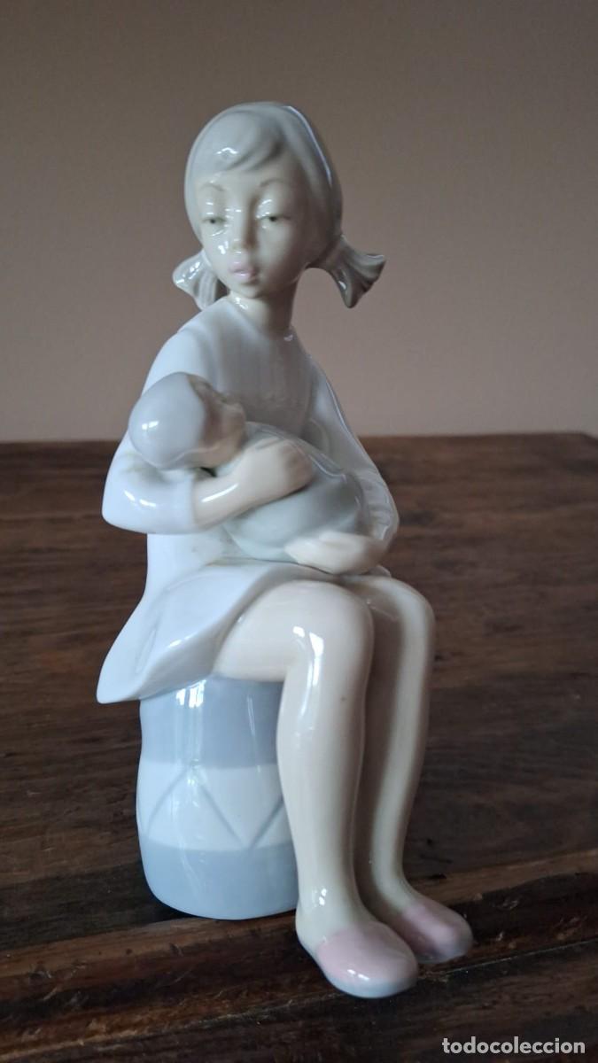Antig&uuml;edades: Ni&ntilde;a con Coletas y Bebe Sentada Lladro - Foto 4