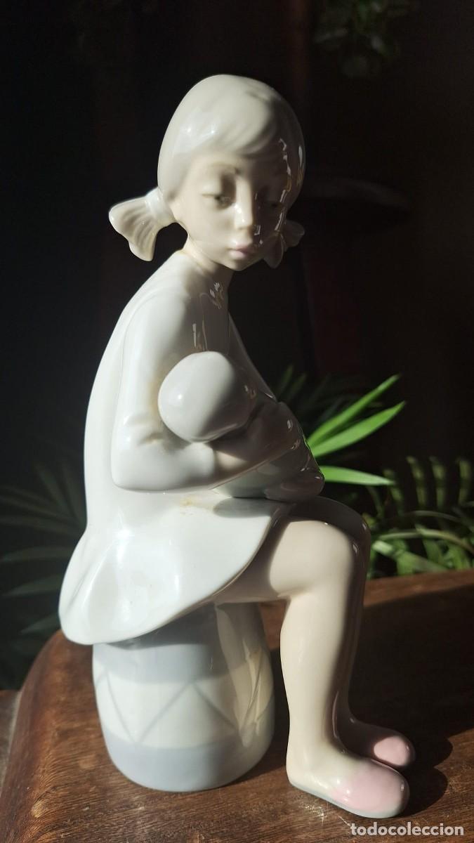 Antig&uuml;edades: Ni&ntilde;a con Coletas y Bebe Sentada Lladro - Foto 5