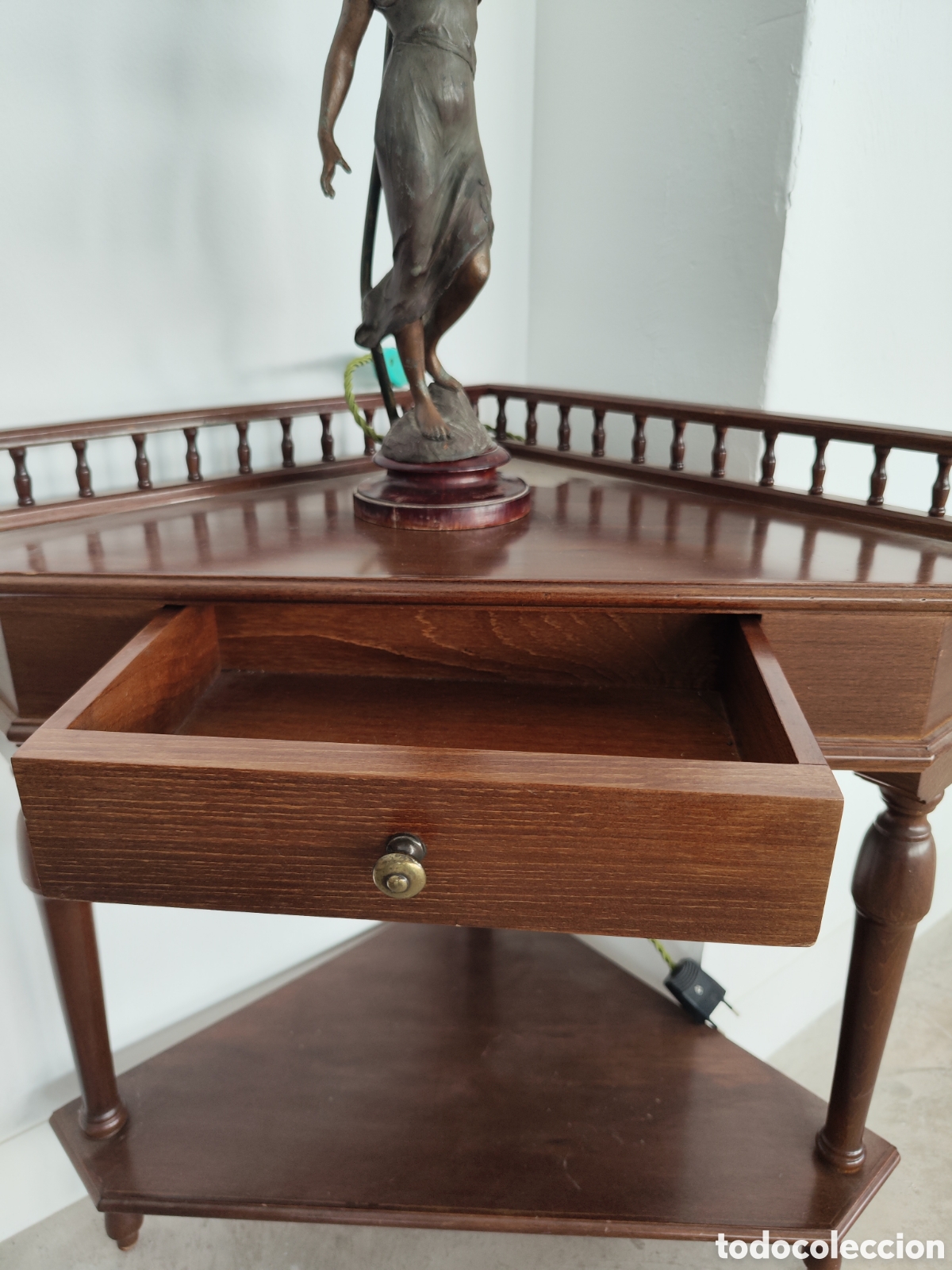 Antig&uuml;edades: Mesita esquinera con caj&oacute;n - Foto 2