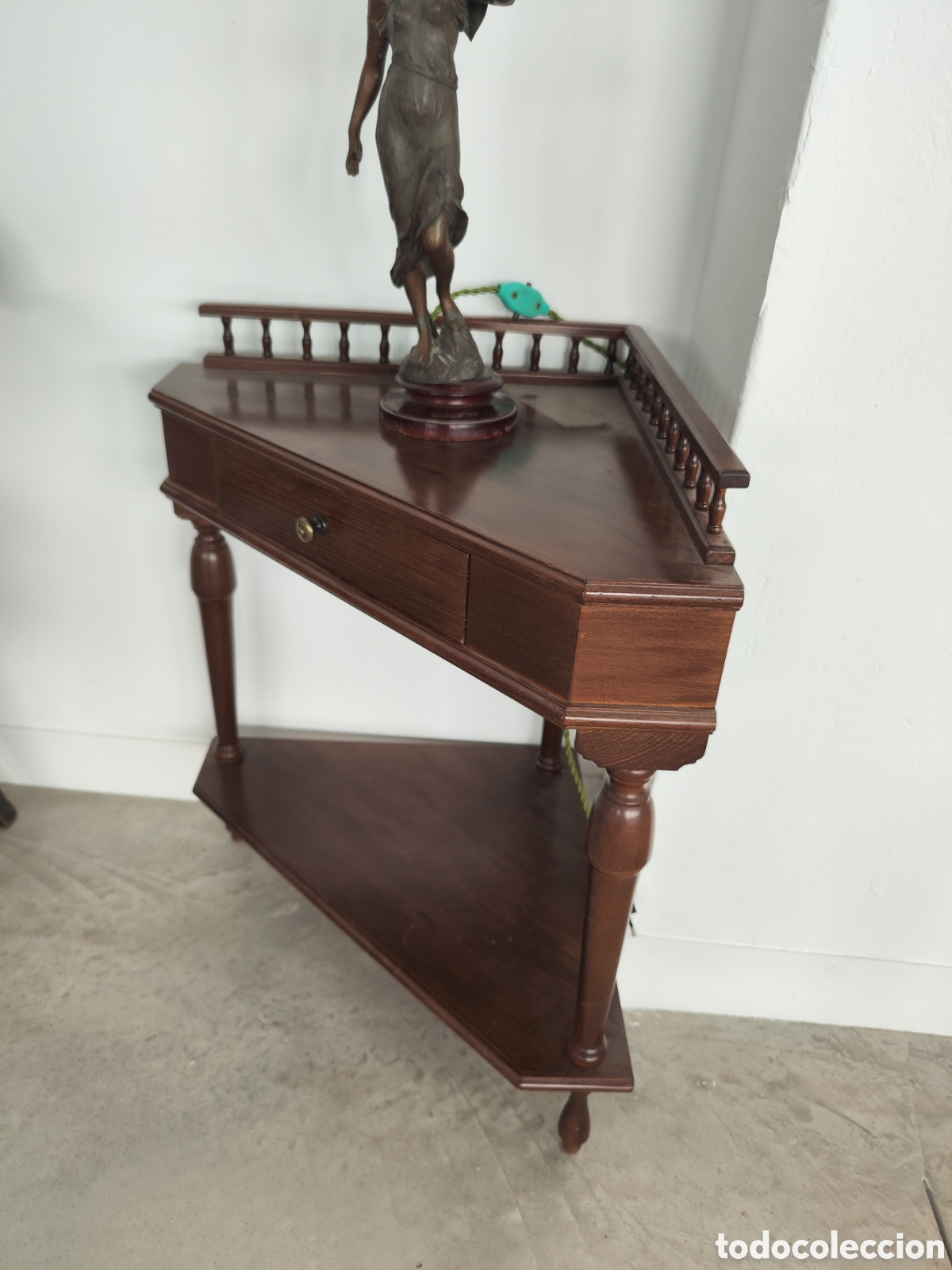 Antig&uuml;edades: Mesita esquinera con caj&oacute;n - Foto 5