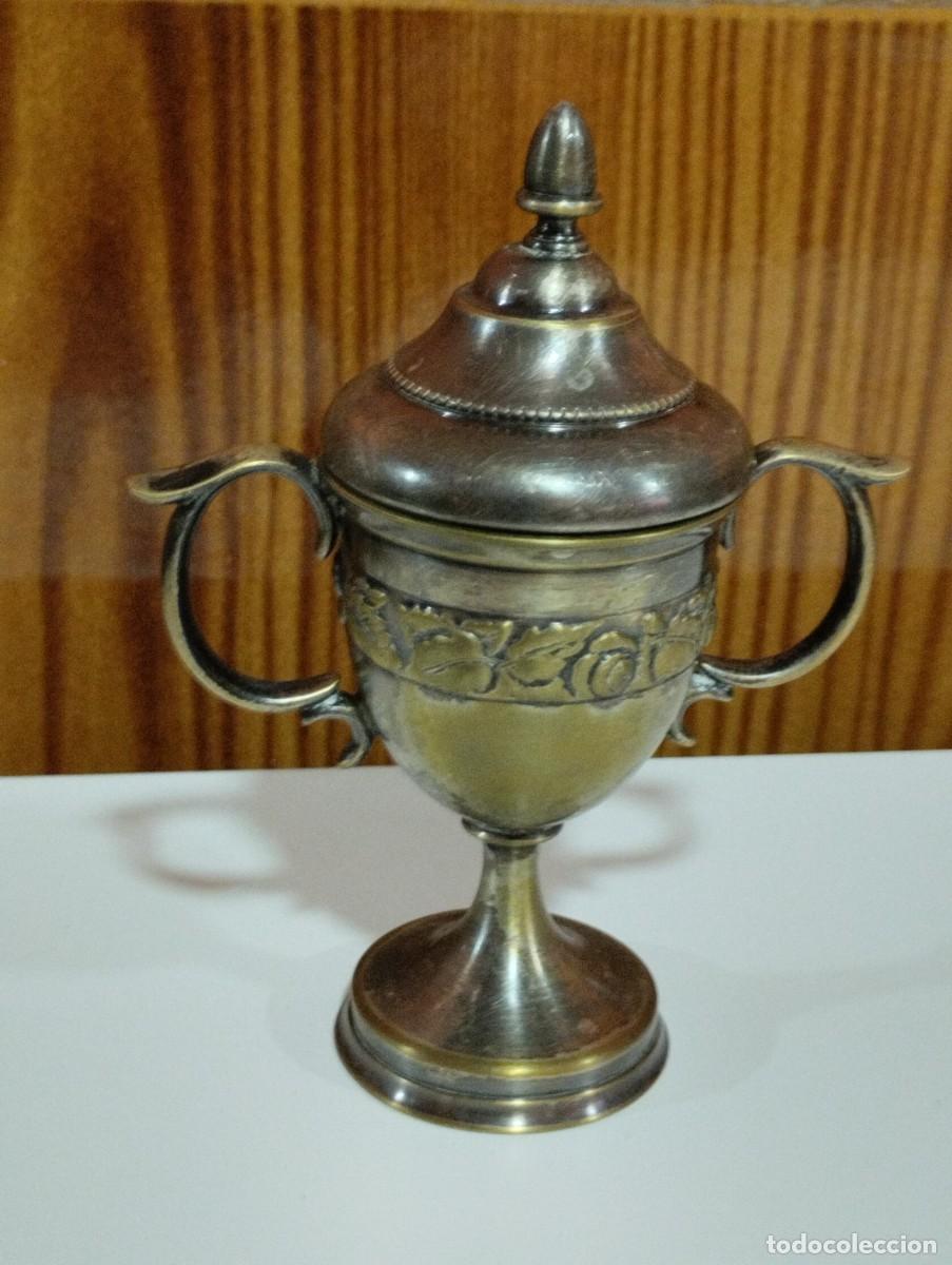 Antig&uuml;edades: antigua copa de laton - Foto 2
