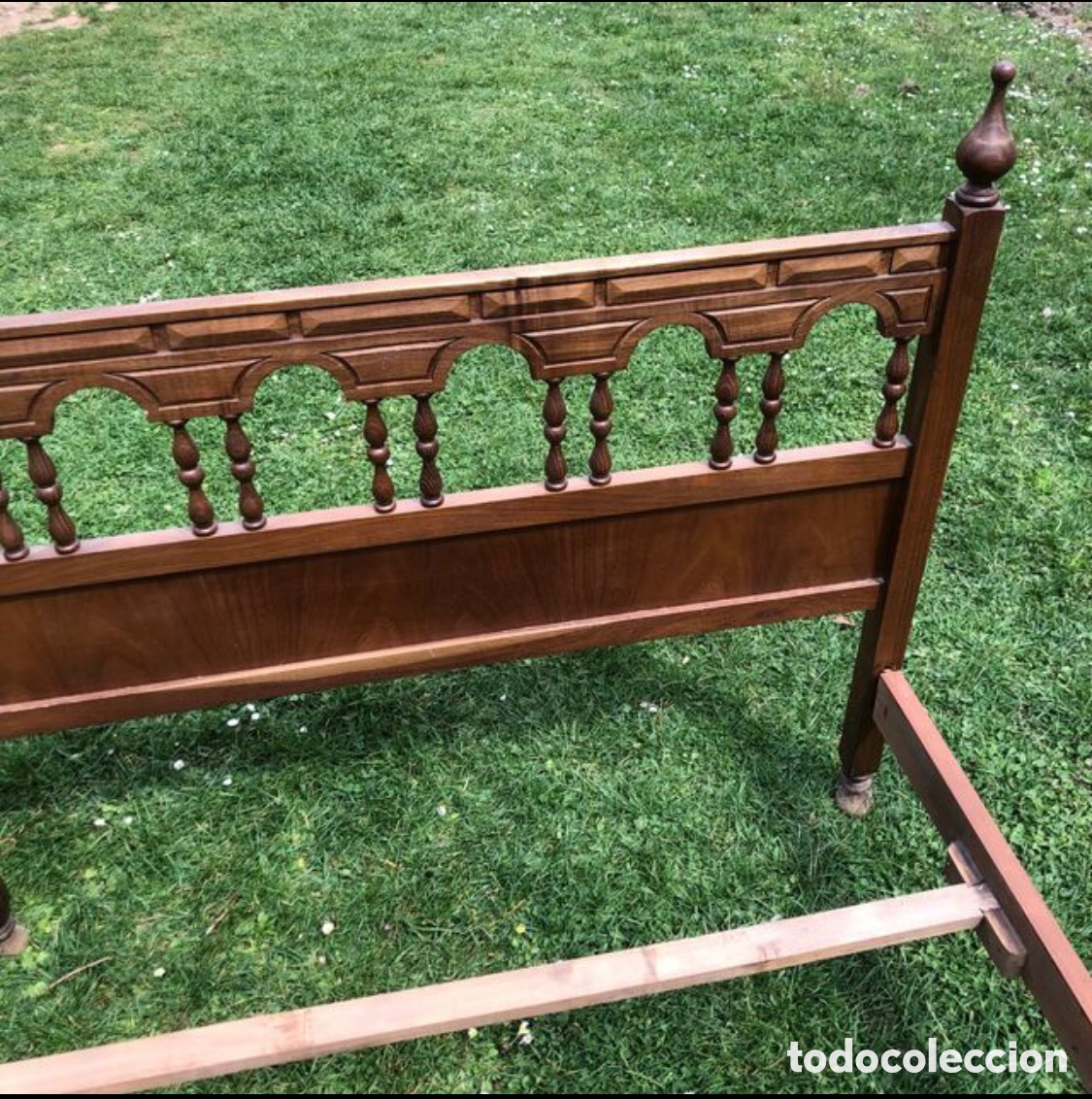 Antig&uuml;edades: CAMA DE MADERA TALLADA ESTILO CASTELLANO COMLETA - Foto 3