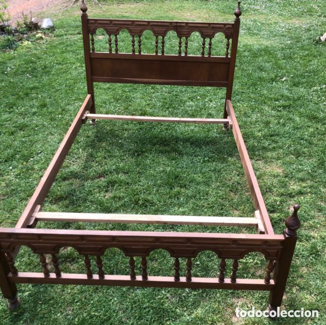 Antig&uuml;edades: CAMA DE MADERA TALLADA ESTILO CASTELLANO COMLETA - Foto 1