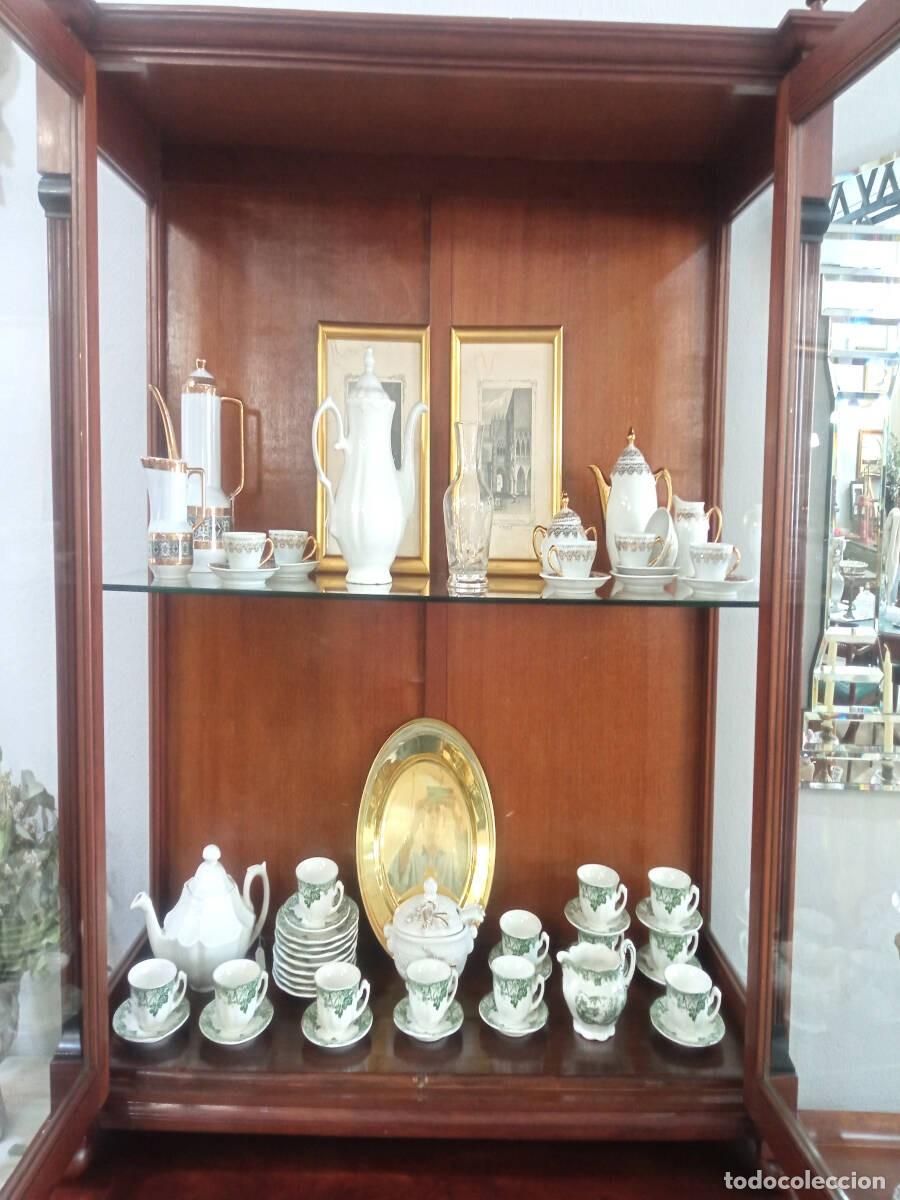 Antig&uuml;edades: Vitrina antigua de caoba - Foto 4