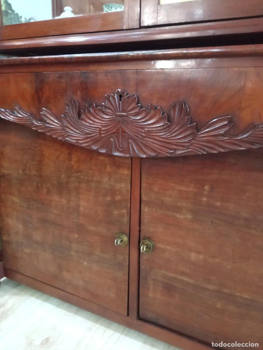 Antig&uuml;edades: Vitrina antigua de caoba - Foto 5