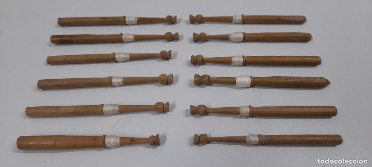 Antig&uuml;edades: BOLILLOS ANTIGUOS EN MADERA CON HILO - Foto 1