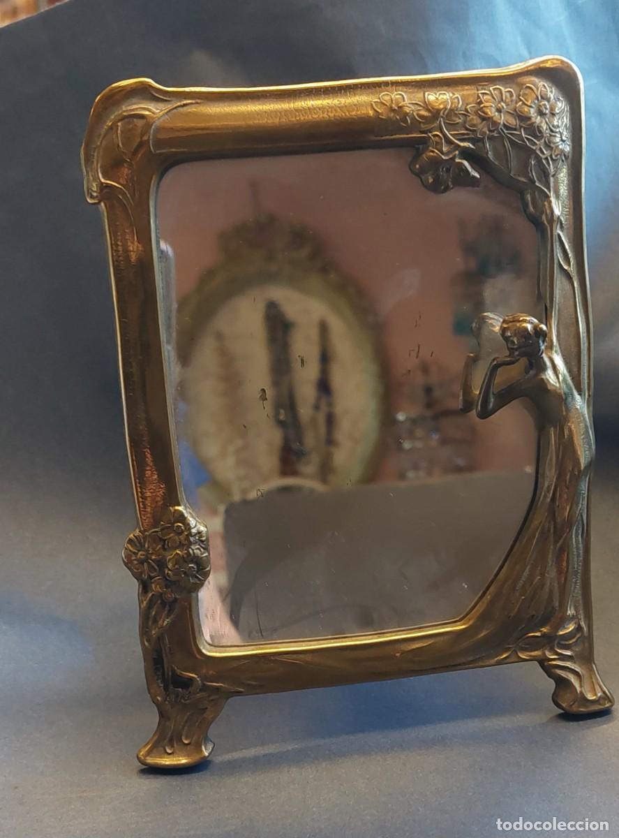 Antig&uuml;edades: Espejo de sobremesa modernista de bronce dorado