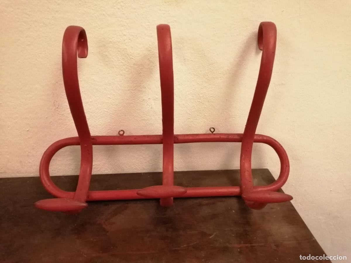 Antig&uuml;edades: perchero de pared estilo tonet - Foto 1