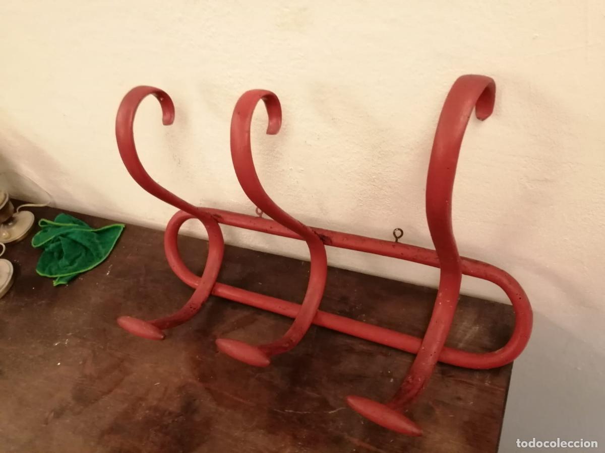 Antig&uuml;edades: perchero de pared estilo tonet - Foto 2